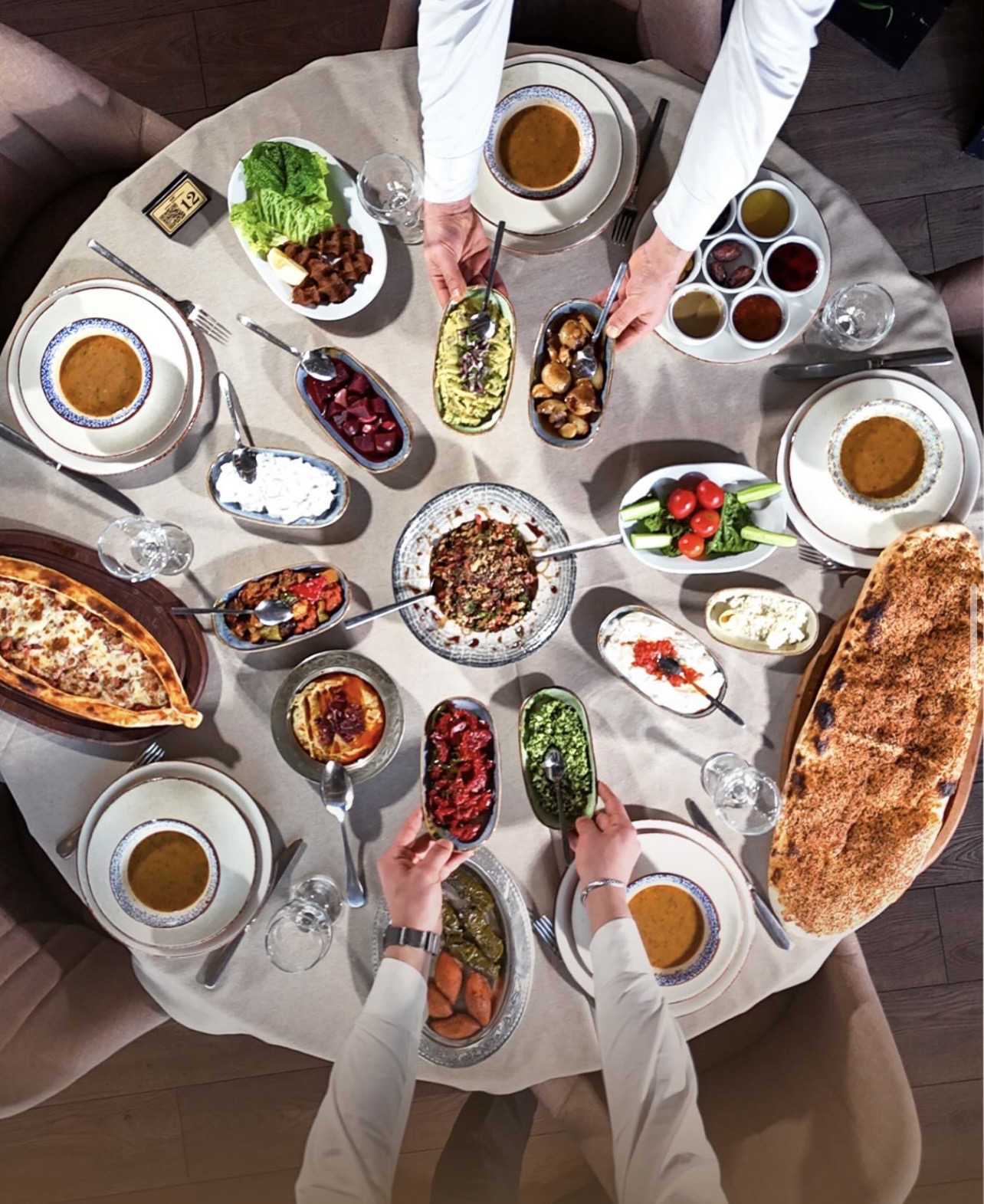 Kuşbakışı meze sofrası — onlarca tabak, uçtan uca