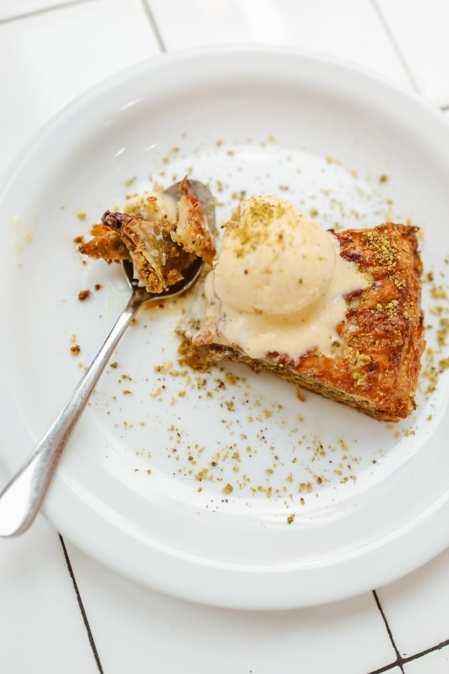 Fıstıklı baklava, yanında kaymak — günün tatlısı
